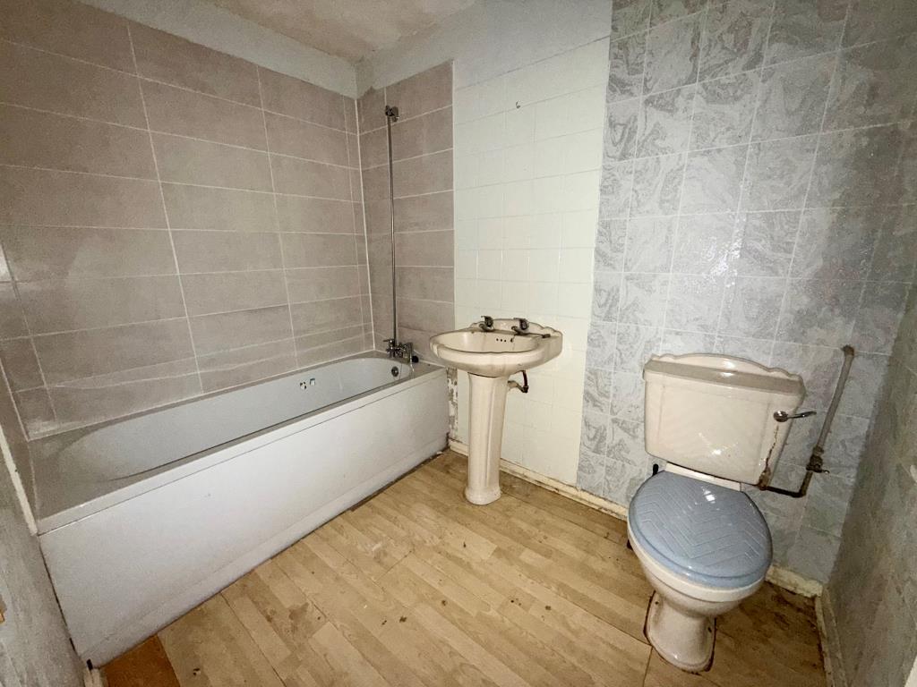 Lot: 137 - TWO-BEDROOM FLAT FOR IMPROVEMENT - Bathroom with W.C.
